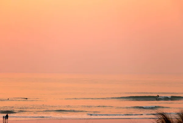 San Francisco yakınlarındaki Kuzey Kaliforniya 'da Büyük Dalgalar Kırılıyor