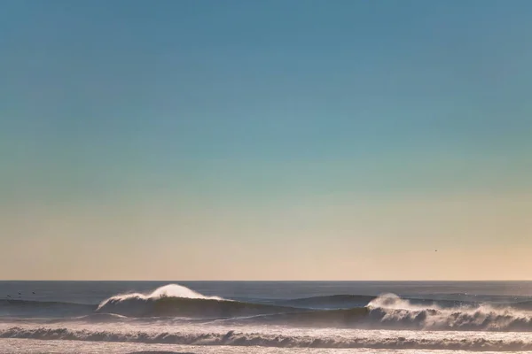 San Francisco yakınlarındaki Kuzey Kaliforniya 'da Büyük Dalgalar Kırılıyor