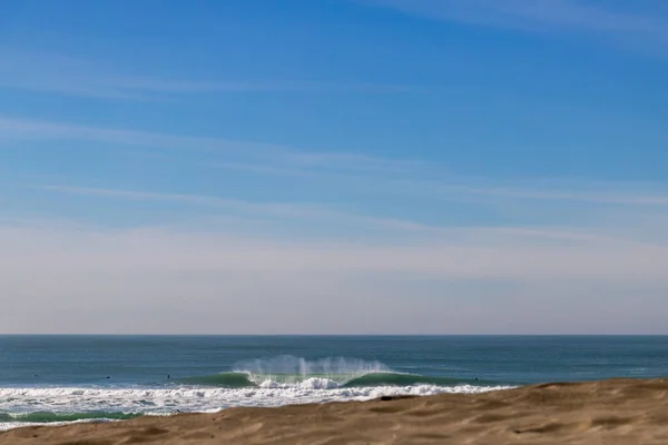 Μεγάλα κύματα σπάνε στη Βόρεια Καλιφόρνια κοντά στο Σαν Φρανσίσκο — Φωτογραφία Αρχείου