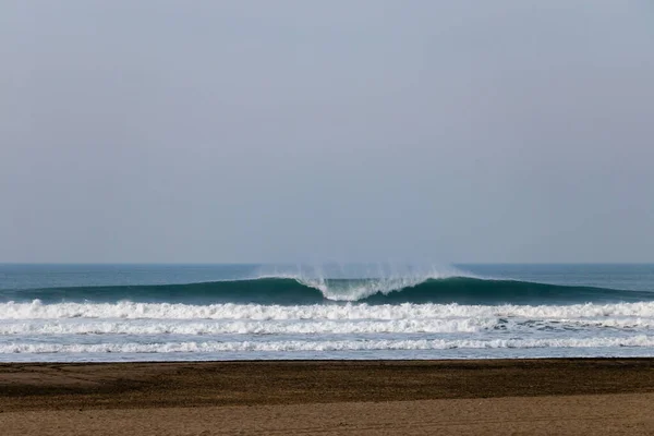 San Francisco yakınlarındaki Kuzey Kaliforniya 'da Büyük Dalgalar Kırılıyor
