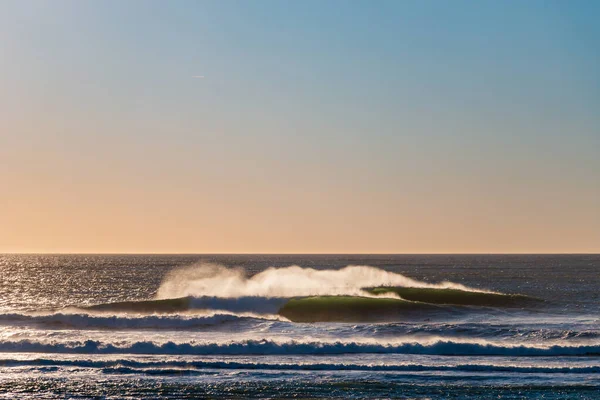 Grandes olas estalla en el norte de California cerca de San Francisco — Foto de Stock