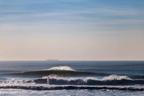 San Francisco yakınlarındaki Kuzey Kaliforniya 'da Büyük Dalgalar Kırılıyor