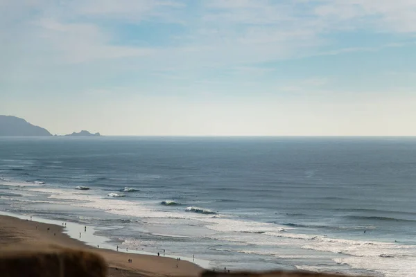 San Francisco yakınlarındaki Kuzey Kaliforniya 'da Büyük Dalgalar Kırılıyor