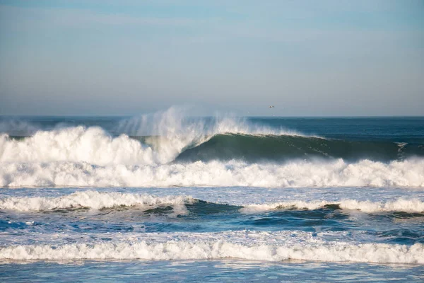 Big Waves przerwy w północnej Kalifornii w pobliżu San Francisco — Zdjęcie stockowe