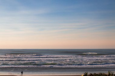 San Francisco yakınlarındaki Kuzey Kaliforniya 'da Büyük Dalgalar Kırılıyor