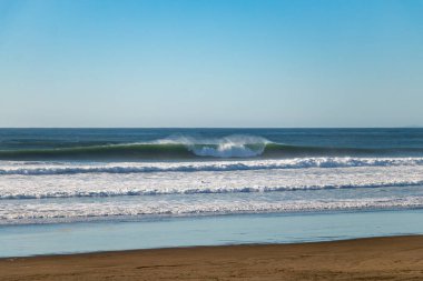 San Francisco yakınlarındaki Kuzey Kaliforniya 'da Büyük Dalgalar Kırılıyor