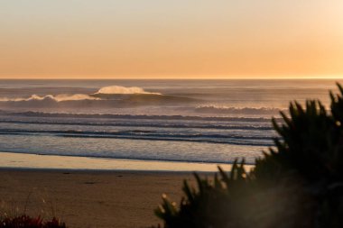 San Francisco yakınlarındaki Kuzey Kaliforniya 'da Büyük Dalgalar Kırılıyor