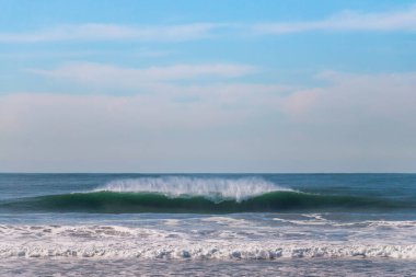 San Francisco yakınlarındaki Kuzey Kaliforniya 'da Büyük Dalgalar Kırılıyor