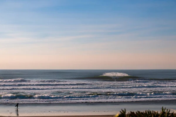 San Francisco yakınlarındaki Kuzey Kaliforniya 'da Büyük Dalgalar Kırılıyor