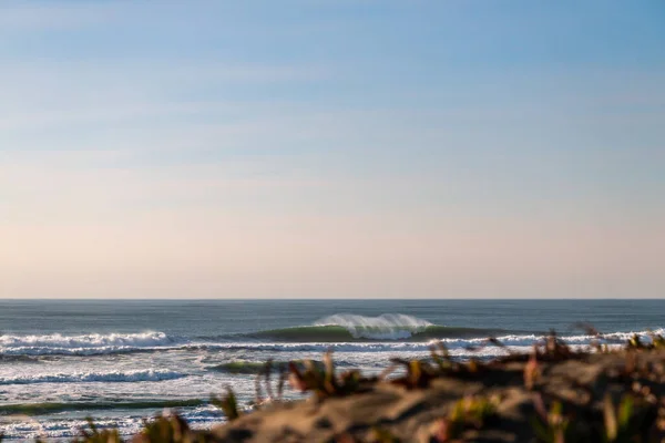 San Francisco yakınlarındaki Kuzey Kaliforniya 'da Büyük Dalgalar Kırılıyor