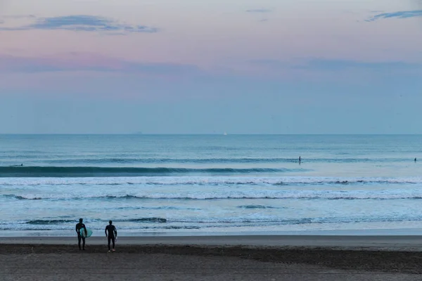 San Francisco yakınlarındaki Kuzey Kaliforniya 'da Büyük Dalgalar Kırılıyor