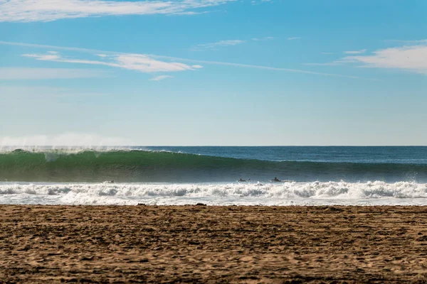 San Francisco yakınlarındaki Kuzey Kaliforniya 'da Büyük Dalgalar Kırılıyor