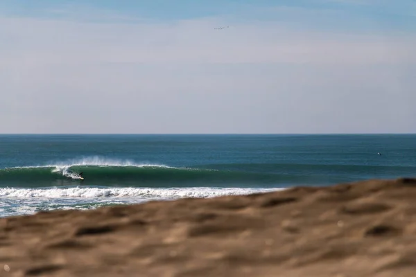 San Francisco yakınlarındaki Kuzey Kaliforniya 'da Büyük Dalgalar Kırılıyor