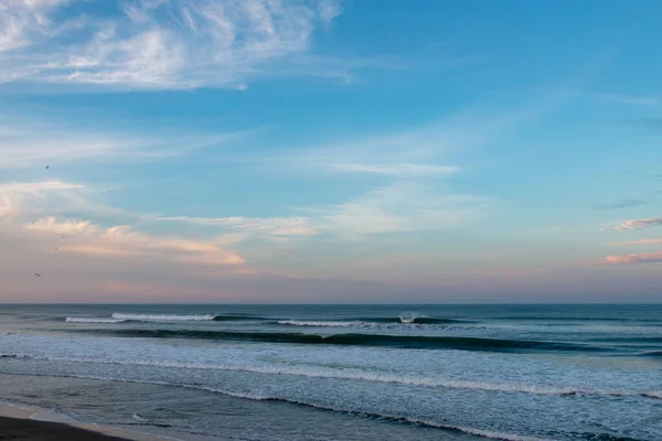 San Francisco yakınlarındaki Kuzey Kaliforniya 'da Büyük Dalgalar Kırılıyor