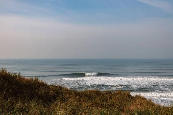 San Francisco yakınlarındaki Kuzey Kaliforniya 'da Büyük Dalgalar Kırılıyor