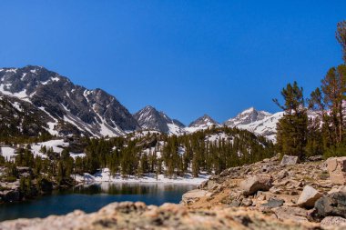 Doğu Sierra Nevada 'da dağlar ve bir göl 