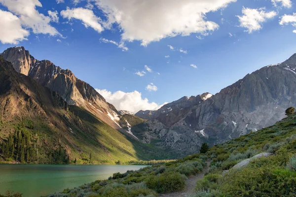 Montanhas e um lago no leste da Serra Nevada — Fotografia de Stock