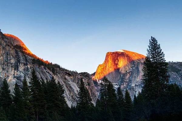 Ragyogó Félkupola a Yosemite Nemzeti Parkban naplementekor — Stock Fotó