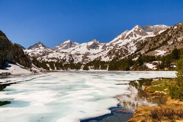 Doğu Sierra Nevada 'da dağlar ve bir göl 