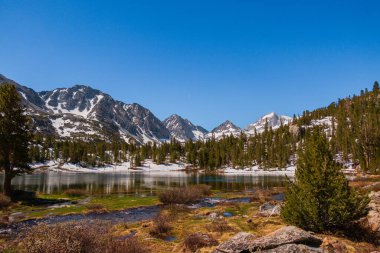 Doğu Sierra Nevada 'da dağlar ve bir göl 