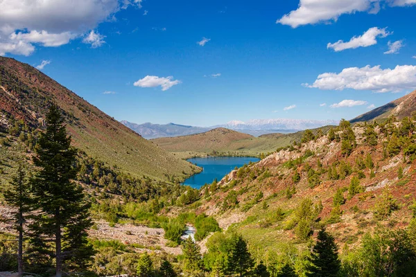 Montanhas e um lago no leste da Serra Nevada — Fotografia de Stock