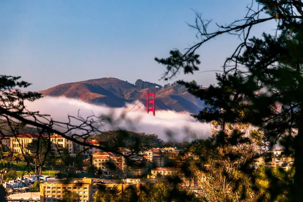 A Golden Gate híd a ködből néz ki San Franciscóban. — Stock Fotó