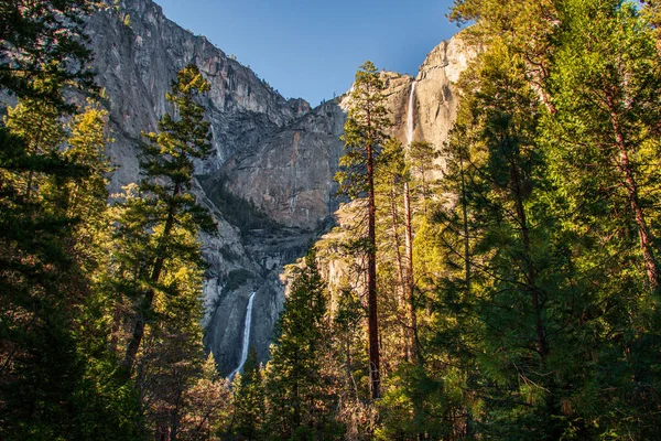 Yosemite Şelalesi 'nin Yosemite Ulusal Parkı' ndaki manzarası.