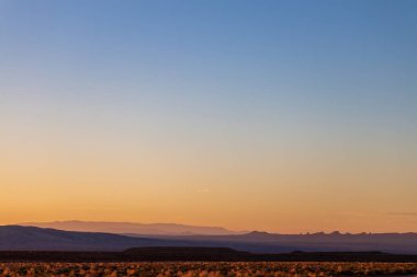 Gündoğumu Utah çölünde şafak renkleriyle
