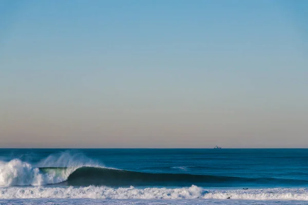 Grandi onde si infrangono nell'Oceano Pacifico su una spiaggia della California — Foto Stock