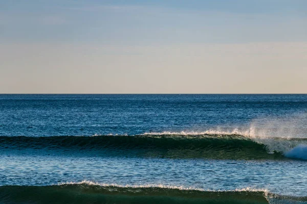 Биг Уэйвз разбился в Тихом океане на калифорнийском пляже — стоковое фото