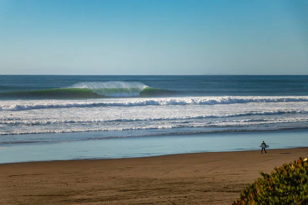 Nagy hullámok törnek a Csendes-óceánon a kaliforniai tengerparton — Stock Fotó
