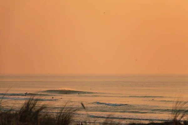Solnedgangen bølger bryter i Stillehavet på en strand i California – stockfoto