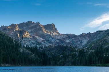 Dağlar, orman ve Sierra Nevada 'da bir göl