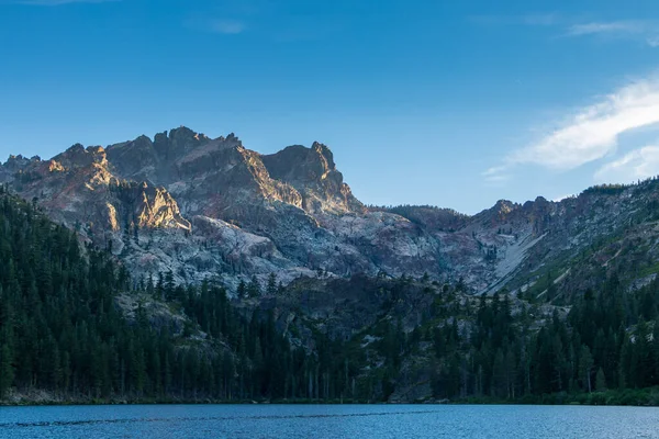 Dağlar, orman ve Sierra Nevada 'da bir göl