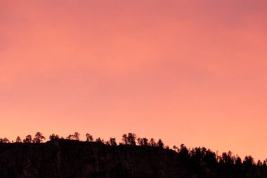 Yosemite 'de canlı, renkli bir dağ gün batımı