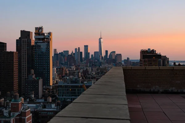 A view of the New York City skyline from a buildings rooftop — Stock Photo, Image