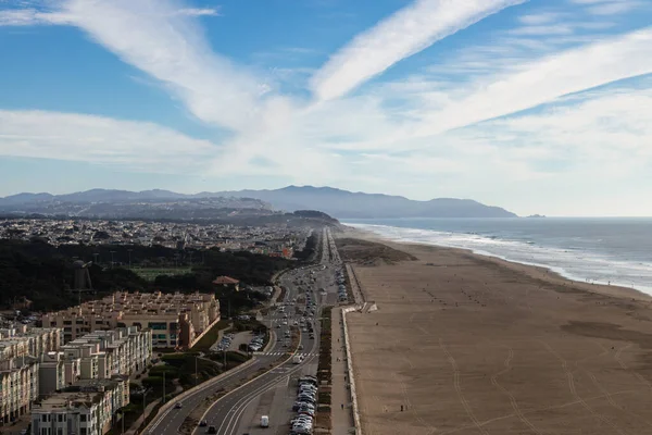 Meksika 'da okyanusun üzerinde kocaman renkli bulutlarla güzel bir gün doğumu.