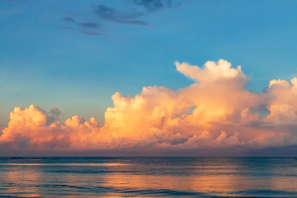 Meksika 'da okyanusun üzerinde kocaman renkli bulutlarla güzel bir gün doğumu.