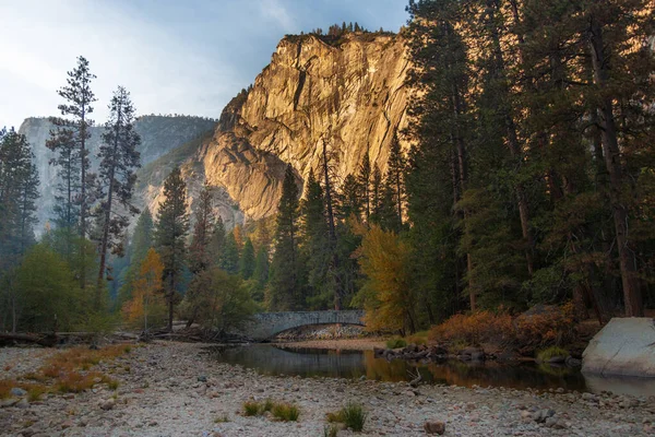 Cores de outono cênicas em Yosemite Valley com um prado e árvores — Fotografia de Stock