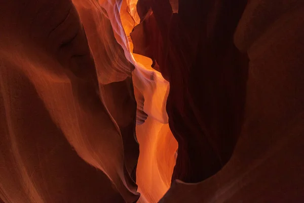 Antilop Kanyonu 'nun kumtaşı duvarları arasında güzel bir ışık