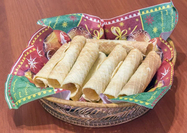 Masanın üzerine rulo gofret