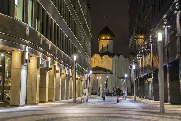 Moskova, Rusya - 14 Aralık 2014: Street metro metro istasyonunda Belorusskaya gece Rusya, Moskova İş Merkezi yakınındaki