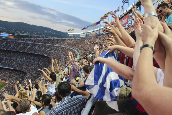 Barcelona, İspanya - 27 Eylül 2014: Barcelona – Granada: Barcelona taraftarları dalga sonra bir hedef. Barcelona 6-0 kazandı.