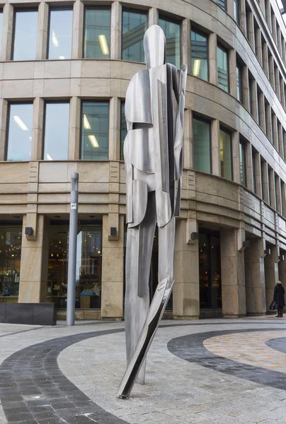 Moskova, Rusya - 19 Şubat 2015: Demir heykel bir adamın arka planda Office Belorusskaya metro istasyonu