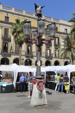 Barcelona, İspanya - 27 Eylül 2014: Plaza gerçek içinde Barcelona, İspanya. Kare, Antonio Gaudi tarafından tasarlanmış fenerler