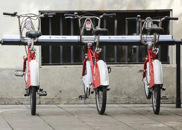 BARCELONE, ESPAGNE - 29 SEPTEMBRE : Quelques vélos du service de glaçage à Barcelone, Espagne, le 29 septembre 2014. Avec le service de partage de la glace, les gens peuvent louer des vélos pour de courts trajets . — Photo