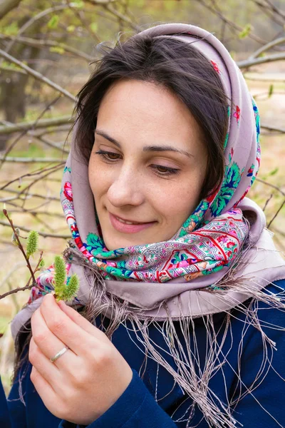 Ulusal desenli şal Rus güzel kadın