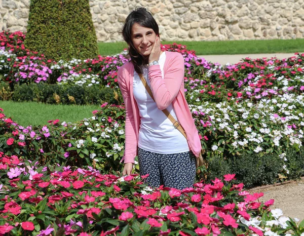 Girl among flowers in park Retiro, Madrid — Stock Photo, Image