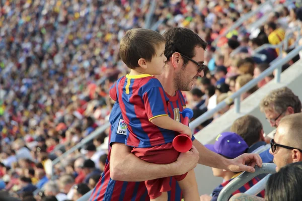 Barcelona, Spanien - den 27 September, 2014: Far och son i t-shirts i Barcelona på stadion Royaltyfria Stockbilder