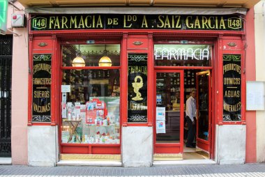 Madrid, İspanya - 19 Eylül 2014: Farmacia Antonio Saiz Garcia - prototip Farmacia de guardia ünlü eczane